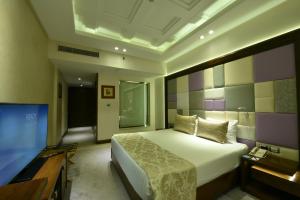 开罗Al Masa Hotel Nasr City的一间卧室配有一张床和一台平面电视