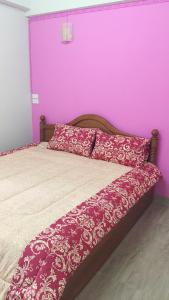 暖武里府Vanlisut Hotel Ngamwongwan的一间卧室配有一张紫色墙壁的床