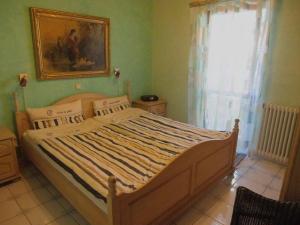 卡尼洛瑞维拉Casa ai Ghiri的卧室配有一张大床,墙上挂着一幅画