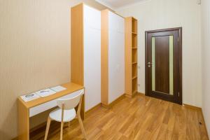 利沃夫Apartment on Svobody Avenue 25的一间设有桌子、椅子和门的房间