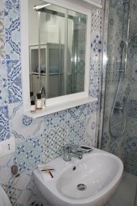 马尔扎梅米"A Livanti" B&B的一间带水槽、镜子和淋浴的浴室