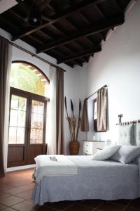 MáguezCasa Rural "La Molina"的一间卧室设有一张大床和一个大窗户