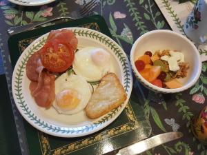 怀蒂昂格欧胡卡帕里斯住宿加早餐旅馆的桌上的一盘鸡蛋和一碗蔬菜