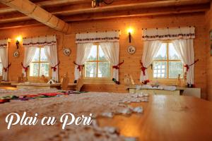 瑟彭察"Plai cu Peri"的木屋内带大床的房间