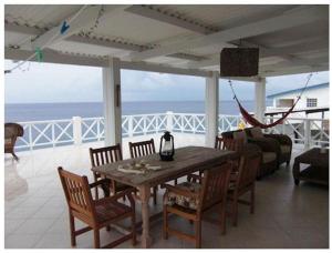 拉贡海豚之心别墅的一间带桌椅和海洋的客厅