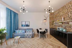 克拉科夫Scandic Apartments - Old Town的客厅配有沙发和桌子