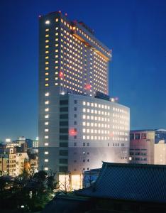 东京两国东京第一酒店的一座高大的建筑,城市里灯火通明