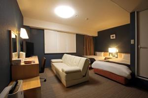 高山高山田园酒店的酒店客房,设有两张床和一张沙发