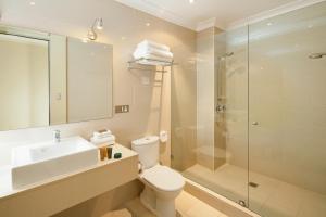 悉尼最佳西方斯泰勒酒店的浴室配有卫生间、盥洗盆和淋浴。