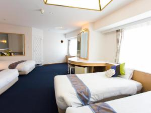 境港市境港区域酒店的酒店客房配有两张床和一张书桌
