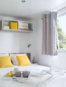 圣吉勒达德吕伊Le Goh Velin的一间卧室配有白色床和黄色枕头