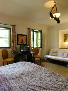 萨尔茨堡豪斯瓦顿伯格酒店的一间卧室配有一张床和一张沙发