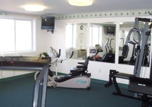 BridgtonHighland Lake Resort的一间带跑步机和镜子的健身房