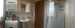 佩斯基耶拉德加达KARINA'S home的带淋浴、盥洗盆和洗衣机的浴室