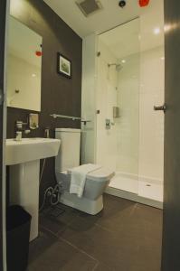 碧瑶G1 Lodge的浴室配有卫生间、盥洗盆和淋浴。