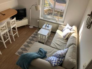 朗格奥Petine Langeoog的客厅配有沙发和桌子