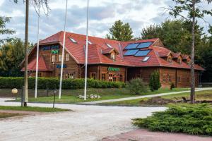 布达佩斯斯拉木公园酒店的屋顶上设有太阳能电池板的小木屋