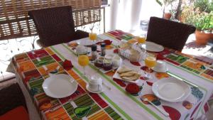 维多利亚乐博纳尔别墅的一张桌子,上面放有盘子和橙汁杯