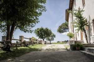 苏塞加纳Terre Boscaratto的一条小径,旁边是一座树木和围栏的房子