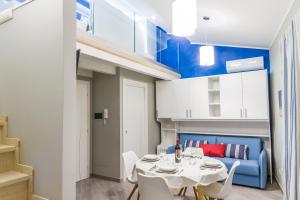 切法卢Suite Bordonaro Apartments的一间配备有白色桌椅的用餐室
