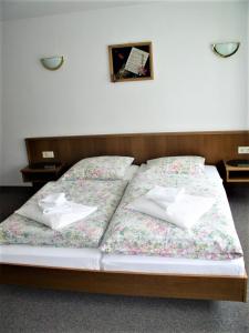 HohenrodaLandhaus Hohenroda的床上有2个白色枕头