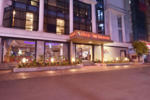 加尔各答苏居酒店的夜间在建筑物前的商店