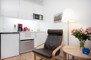 雷克雅未克北部舒适公寓的一个带椅子和桌子的小厨房
