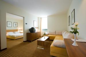 萨格勒布拉古纳泽格布酒店的带沙发和床的大型客厅