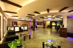 新德里新德里四季机场酒店的带沙发的酒店大堂和酒吧