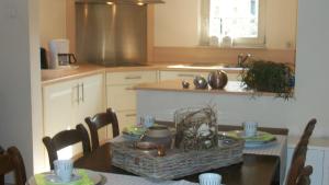 富伦'tMaelhof的厨房配有木桌和餐桌