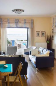 阿特米达Villa Blue Island的客厅配有两张沙发和一张桌子