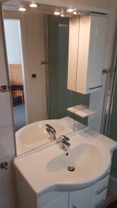 汉堡弗朗库德意志酒店 的浴室设有白色水槽和镜子