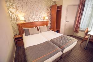 巴黎提姆埃菲尔铁塔酒店的一间位于酒店客房内的带大床的卧室