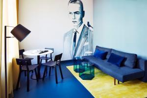 阿纳姆莫得兹名家设计酒店 的客厅配有蓝色的沙发和桌子