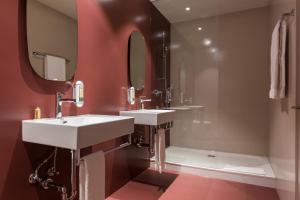 图恩埃曼塔酒店的一间带两个盥洗盆和淋浴的浴室