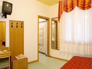卡瓦利诺洛坎达达斯卡帕宾馆的客房设有床、电视和窗户。