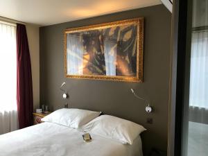 苏黎世丽马步里克酒店的卧室配有一张挂在墙上的床铺
