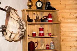 莫尔济讷雪之花酒店的木架,带茶壶和时钟