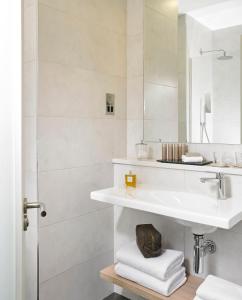 都柏林墨斯匹酒店的白色的浴室设有水槽和镜子