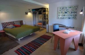 兹奇隆亚科夫Natural Reserve Apartment的客厅配有床和桌子
