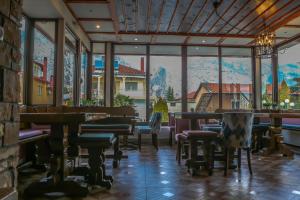 卡托劳塔翁卡里尼库斯旅馆的餐厅设有桌椅和大窗户。