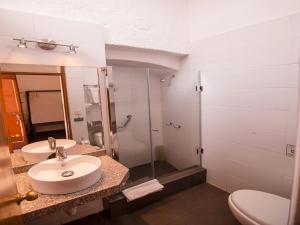 阿雷基帕拉斯托雷斯乌加特酒店的一间带水槽、淋浴和卫生间的浴室