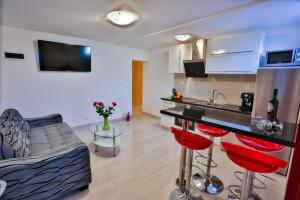 斯普利特Luxury apartment M&N in Split的厨房以及带沙发和桌子的客厅。