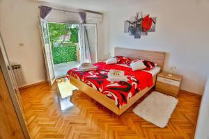 斯普利特Luxury apartment M&N in Split的一间卧室设有一张床和一个大窗户