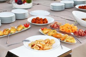 法维尼亚纳穆利诺二号度假酒店的餐桌,带食物盘和食物盘的桌子
