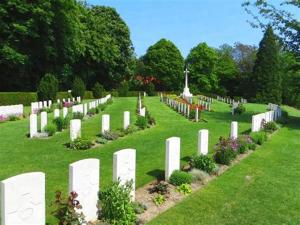 伊普尔Ypres Ramparts House的草上白色的栅栏和花的墓地