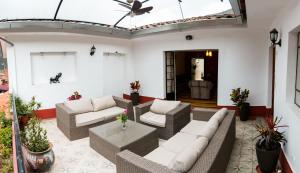 卡尔卡Hotel Los Laureles的带沙发的室外客厅和天井。