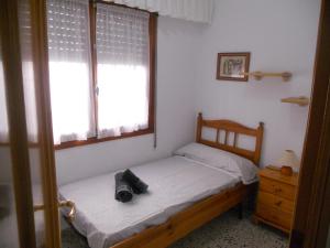 Playa de MiramarChalet cerca del mar的一间小卧室,配有床和窗户