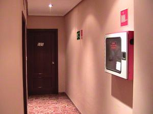 马尼塞斯马尼塞斯酒店的门旁的走廊上设有电视