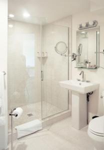 波士顿布里克套房酒店的带淋浴、盥洗盆和卫生间的浴室
